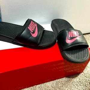 Women’s Size 7 Nike Slides